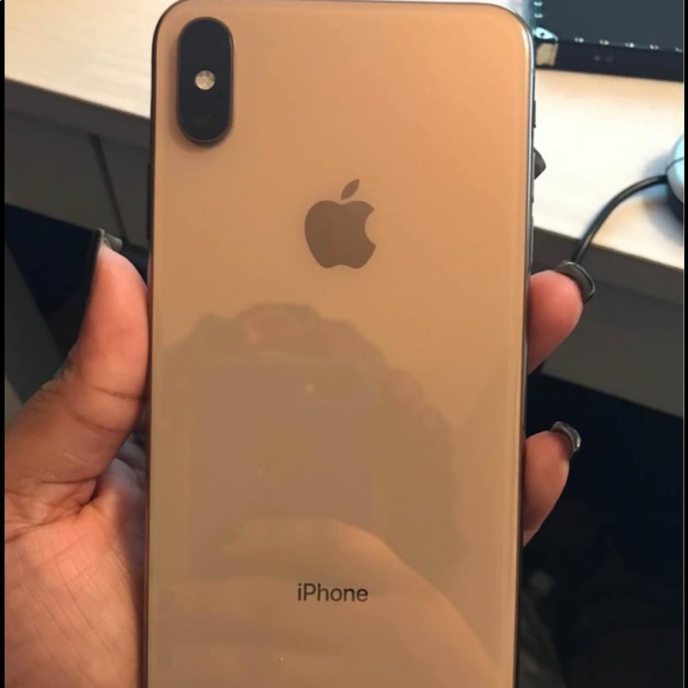 iPhone XS Max - Picture 2 of 3